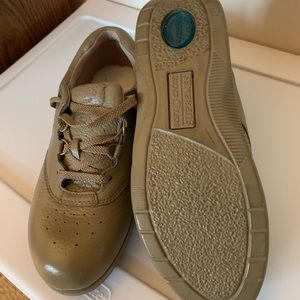 Like New Women’s Taupe SoftSpots Supreme Shoes- Size 7.5